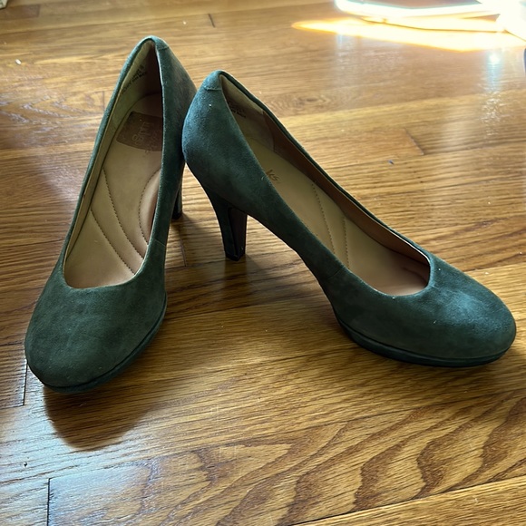 Clarks Shoes Nwot Green Suede Clarks Indigo Pumps Poshmark
